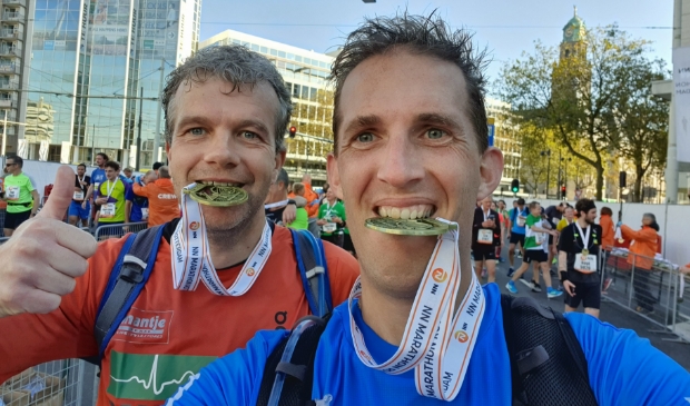 <p>Arnold Leijstra (L) en Ivo Huizinga na de finish.</p>