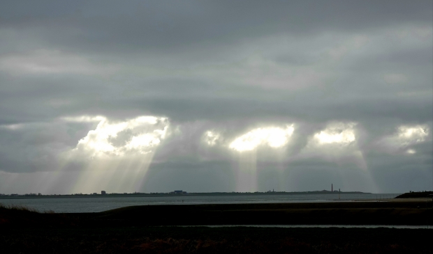 <p>Zonnestralen boven Den Helder.</p> 