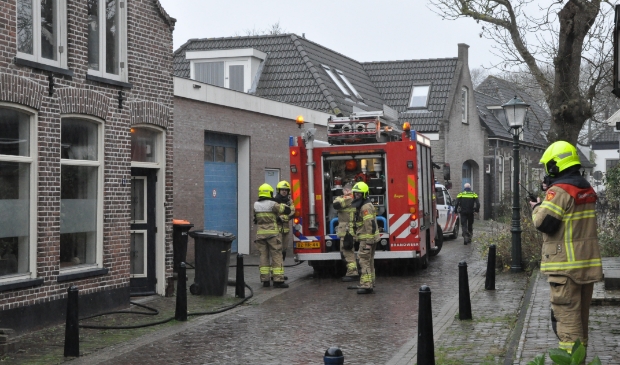 De brandweer kwam in actie in de Warmoesstraat in Den Burg. 