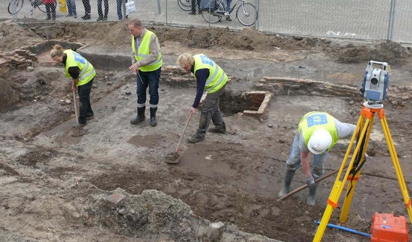 De archeologen struinen de grond laagje voor laagje af.