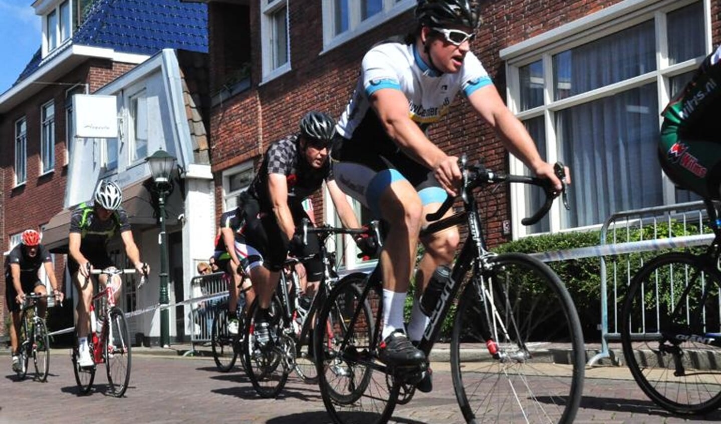 De recreanten op volle snelheid door de Weverstraat. (Foto: Frank Grootemaat)