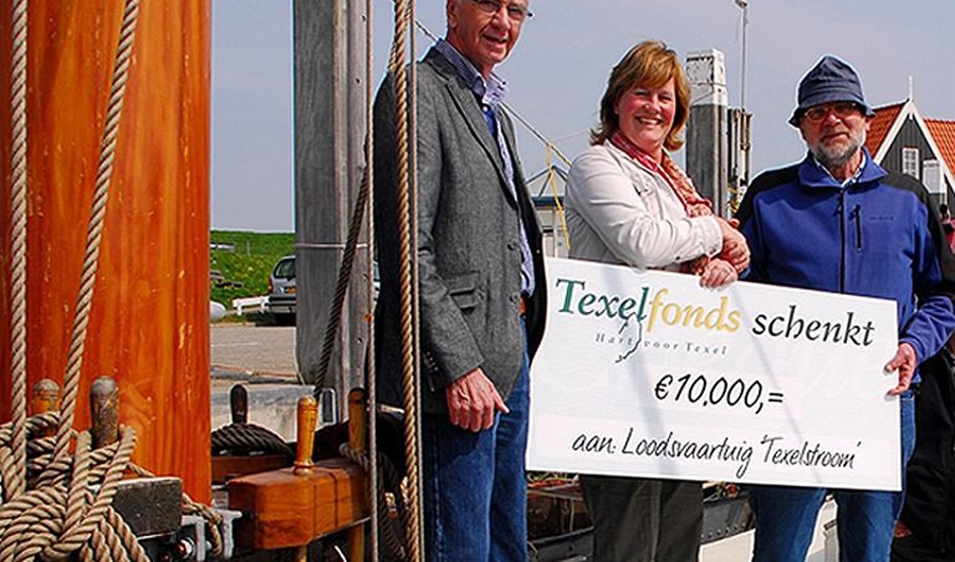 Subhan Koning (rechts) bij de chequeoverhandiging in mei. Links de nieuwe mast. (Foto: Jelle de Boer)