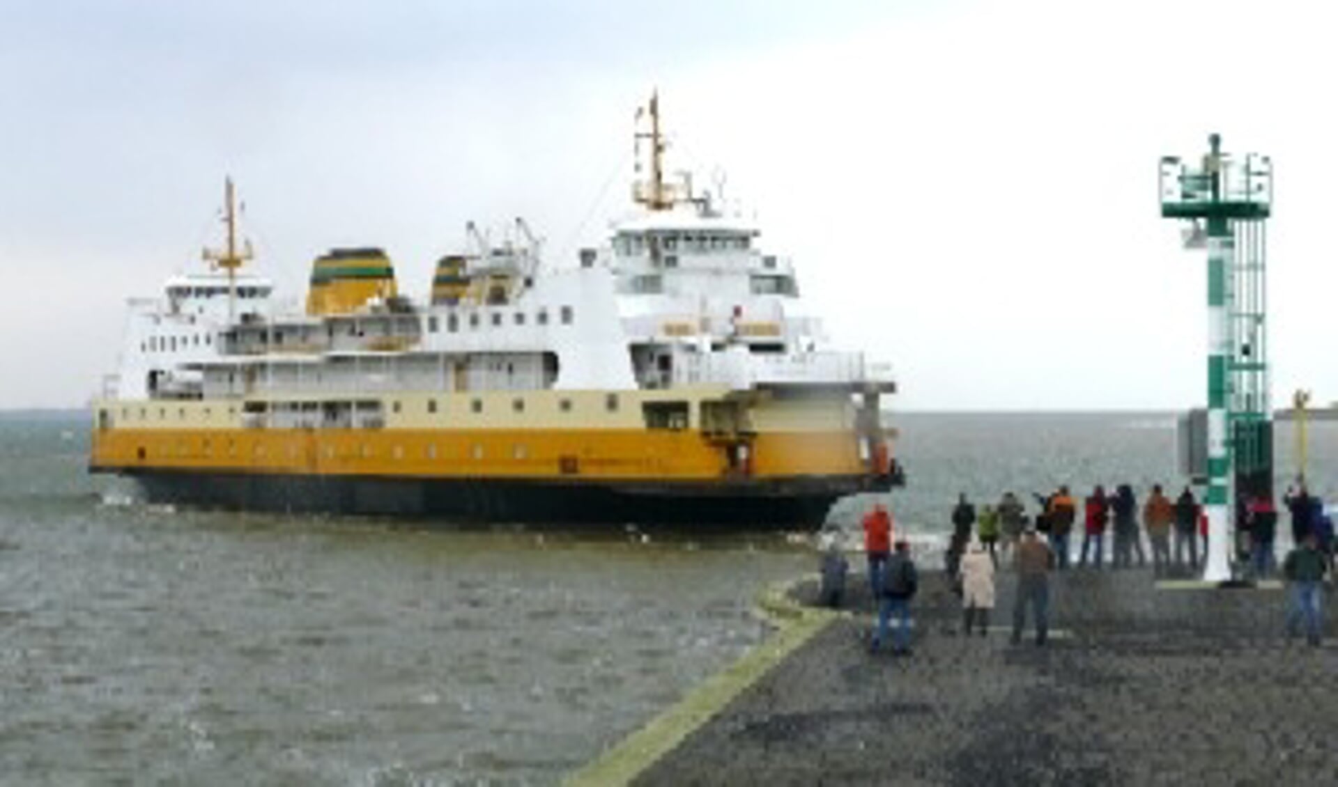 De voormalige veerboot Molengat wordt uitgezwaaid door vele belangstellenden. (Foto: Edo Kooiman)