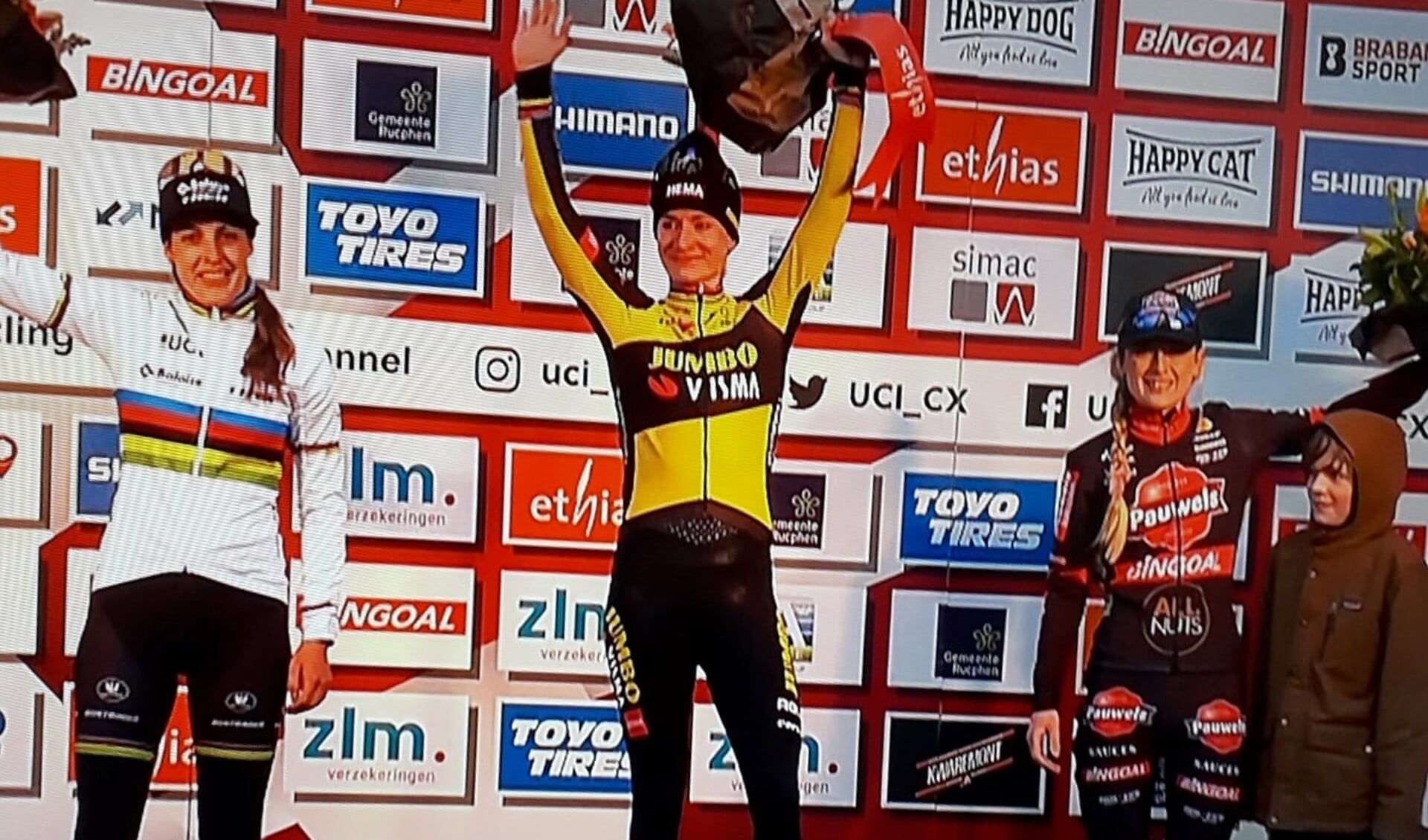 Opnieuw een podiumplaats voor Denise (samen met zoon Jukka). In het midden Marianne Vos en links Lucinda Brand.