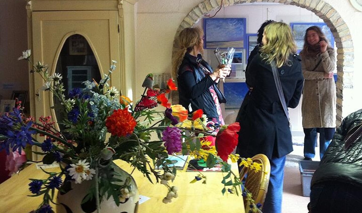 Initiatiefneemsters Pieternel Geurtz en Tonnie Bruining ontvingen bloemen en informeerden belangstellenden.