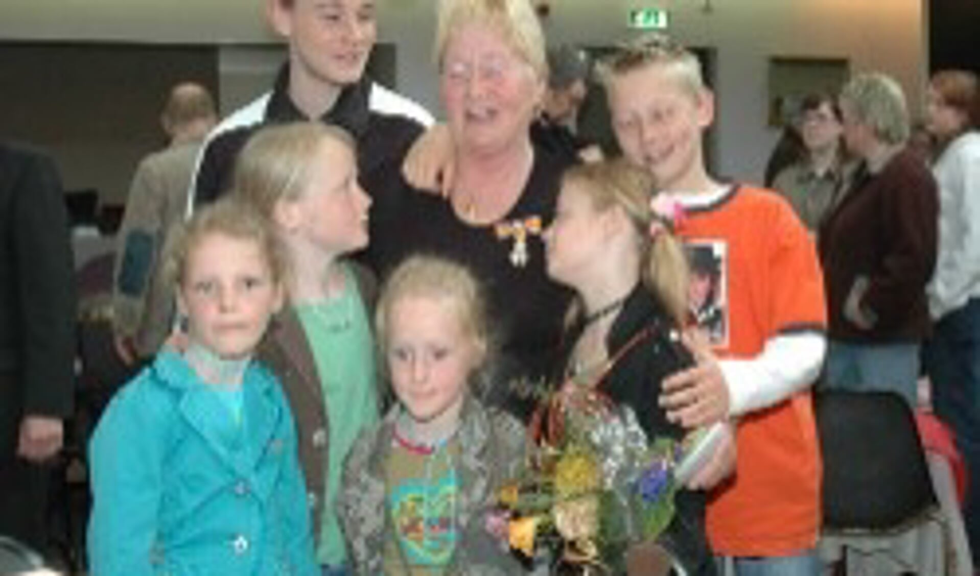 Roelie Bakker werd in het gemeentehuis verrast met haar kleinkinderen. Foto gemeente Texel, Daan Koopman.