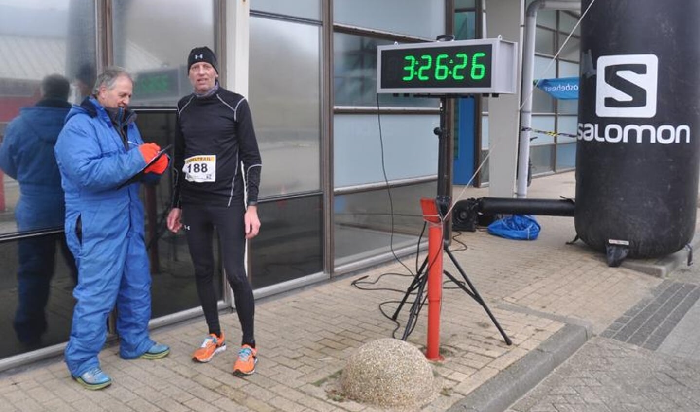 Remko Nagtegaal met Martien Baars aan de finish. (Foto: Mikel Knippenberg)