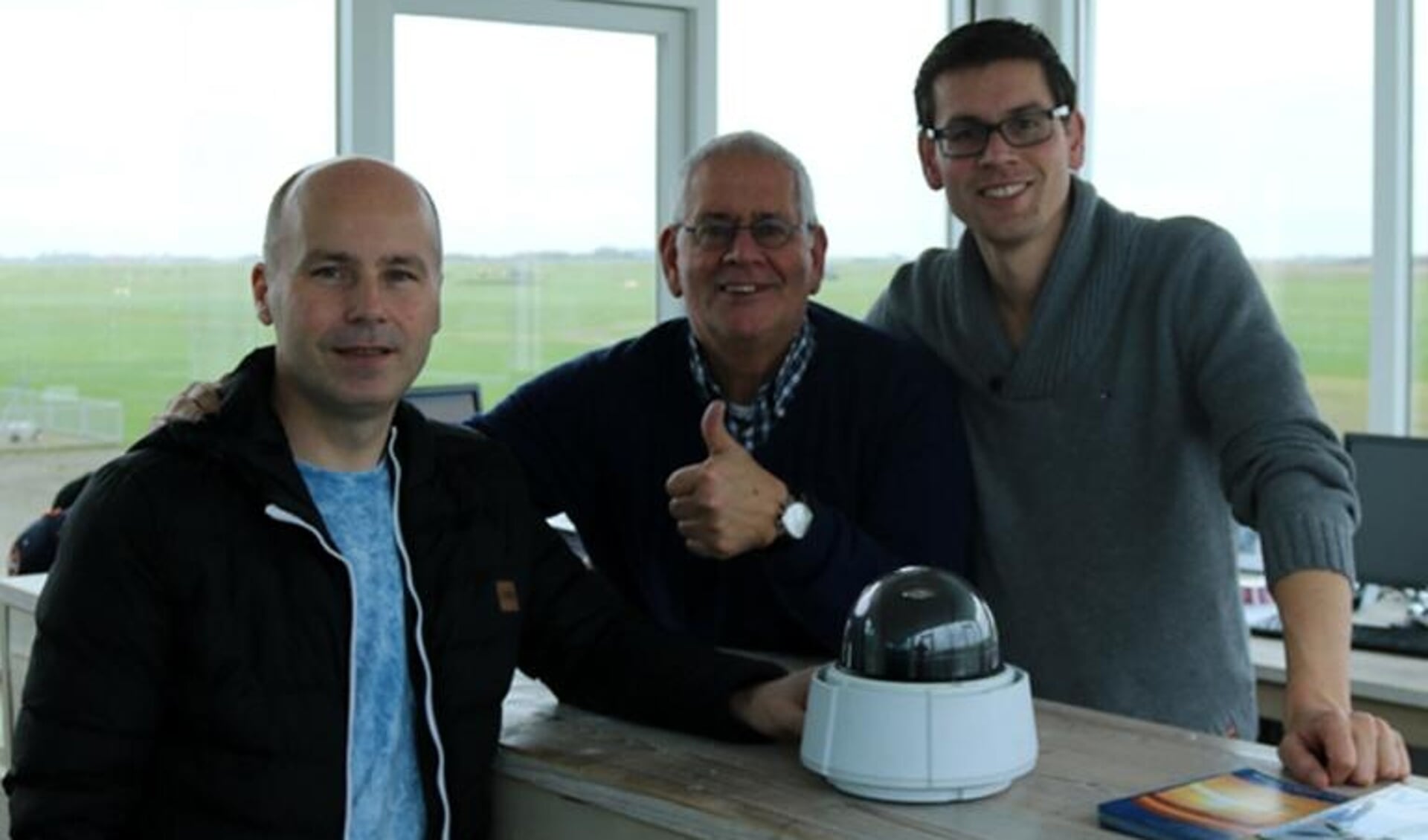 Ton Maas overhandigde de webcam aan Ed en Mike de Bruijn van Texel Airport.