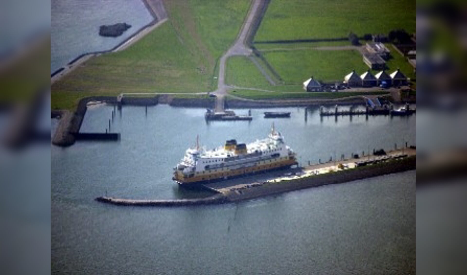 Een luchtfoto van veerboot Molengat die hier aan de kade ligt in de haven van het NIOZ.