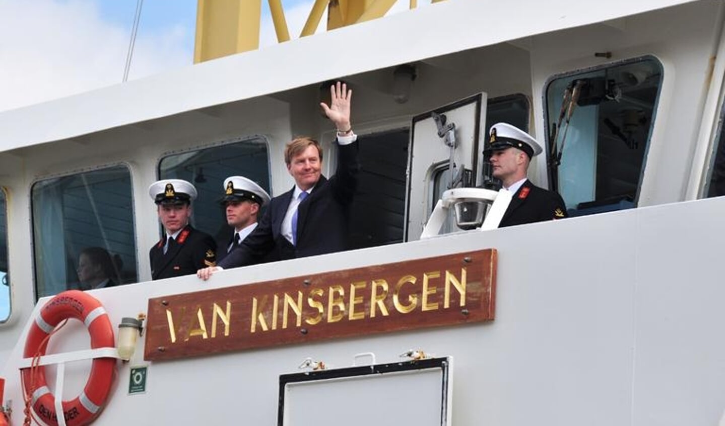 Met het marineschip Van Kinsbergen vertrok Willem Alexander weer naar het vaste land. (Foto: Alicia Saal)