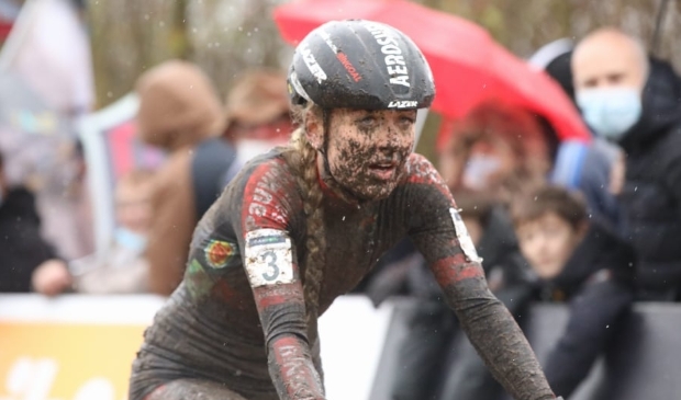 <p>Denise onder de modder en moegestreden, maar wel tweede in Boom.</p>