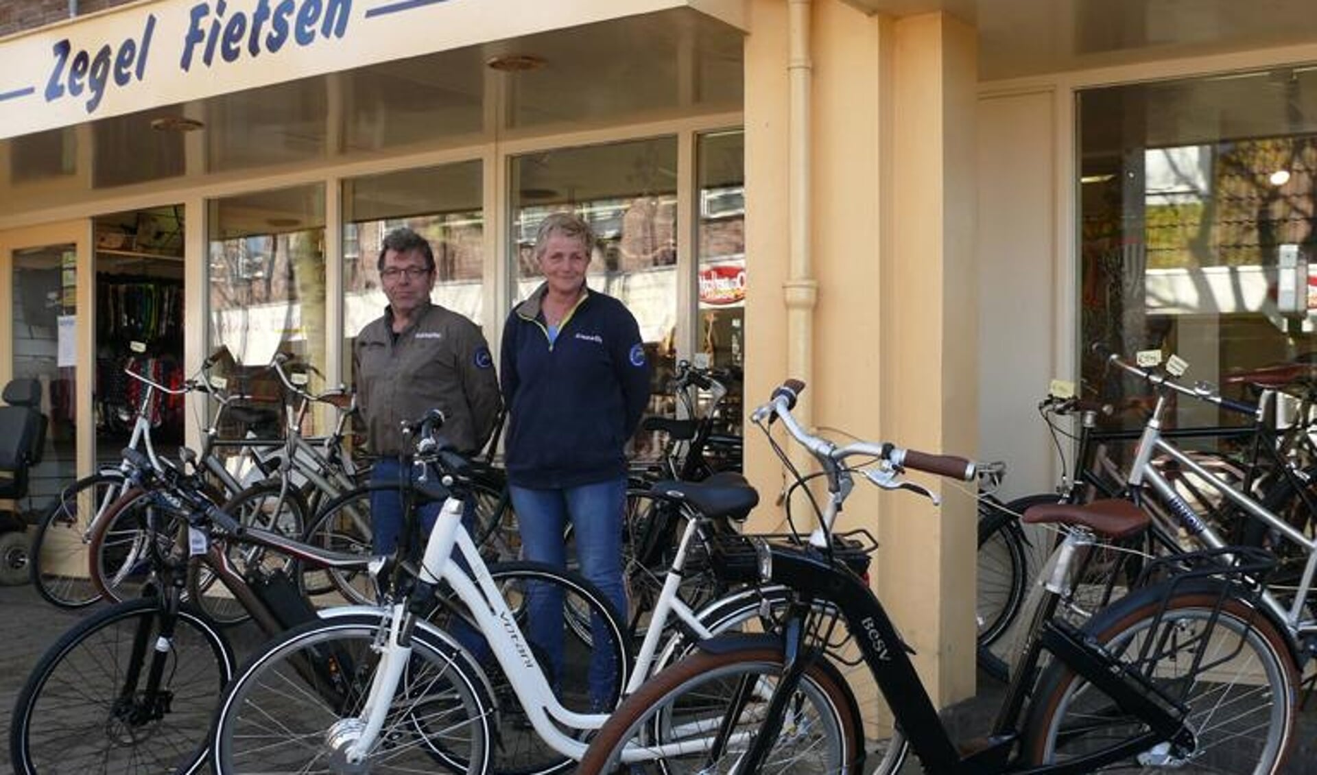 Melle en Nicolet Zegel met drie fietsen van de merken Votani en BESV. (Foto: Frank Grootemaat)