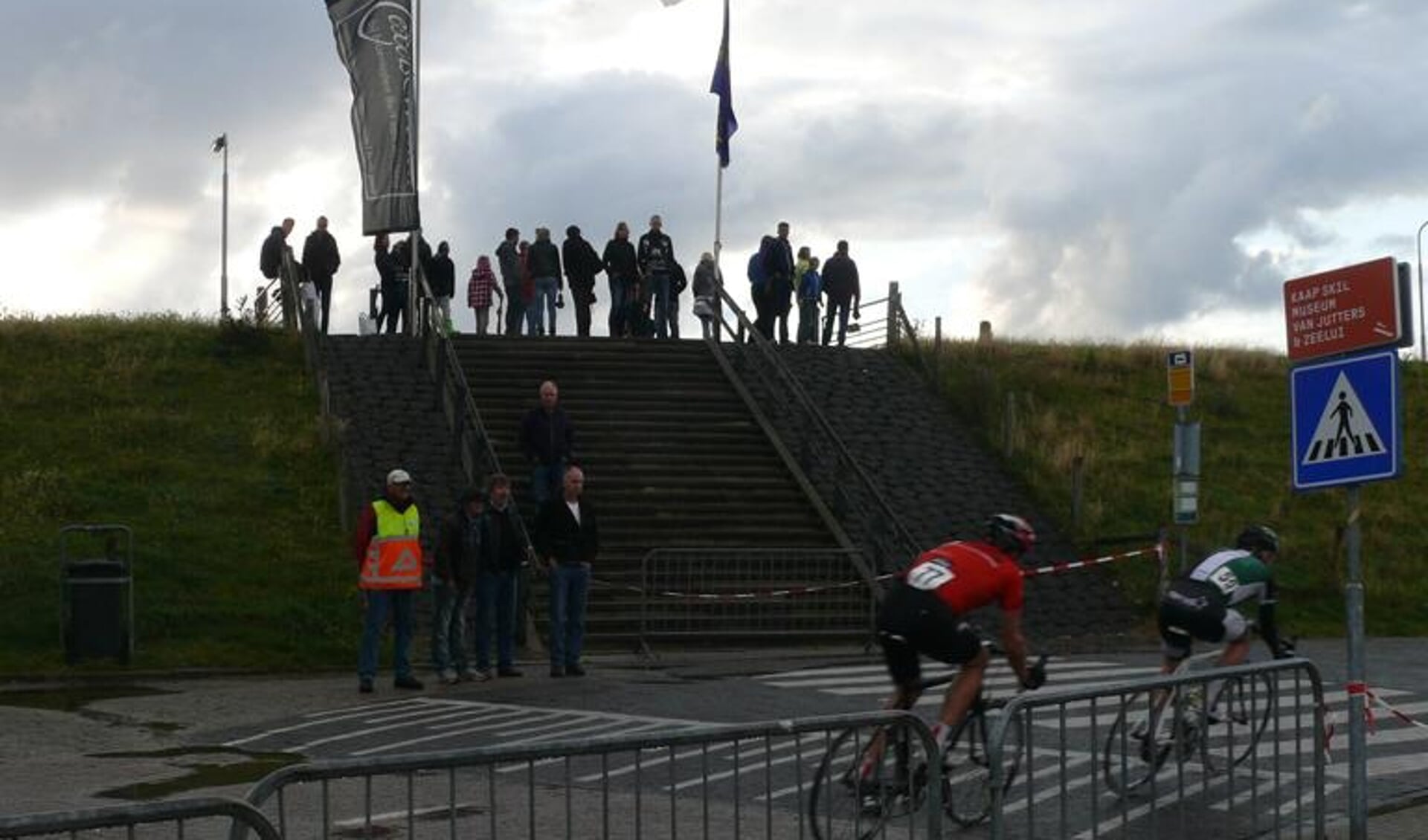 Deze trap zou volgens Texel 2010 vervangen moeten worden. (Archieffoto Frank Grootemaat)