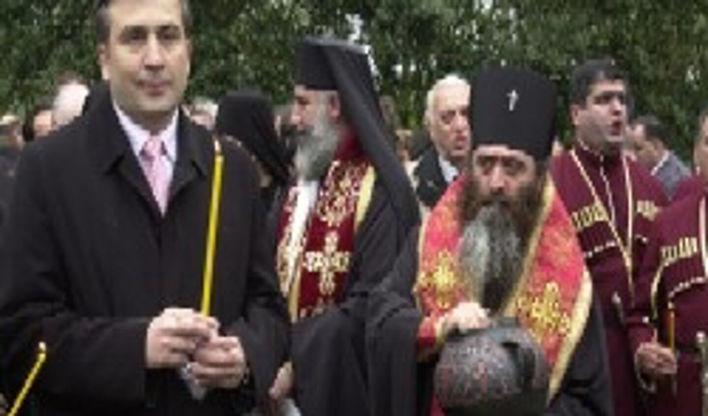 De Georgische president Mikhail Saakashvili met één van de kerkvorsten uit Georgi