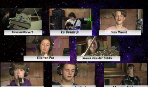 <p>De jonge popmuzikanten, leerlingen van Artex, in de Jugsound Studio in Oudeschild. </p>