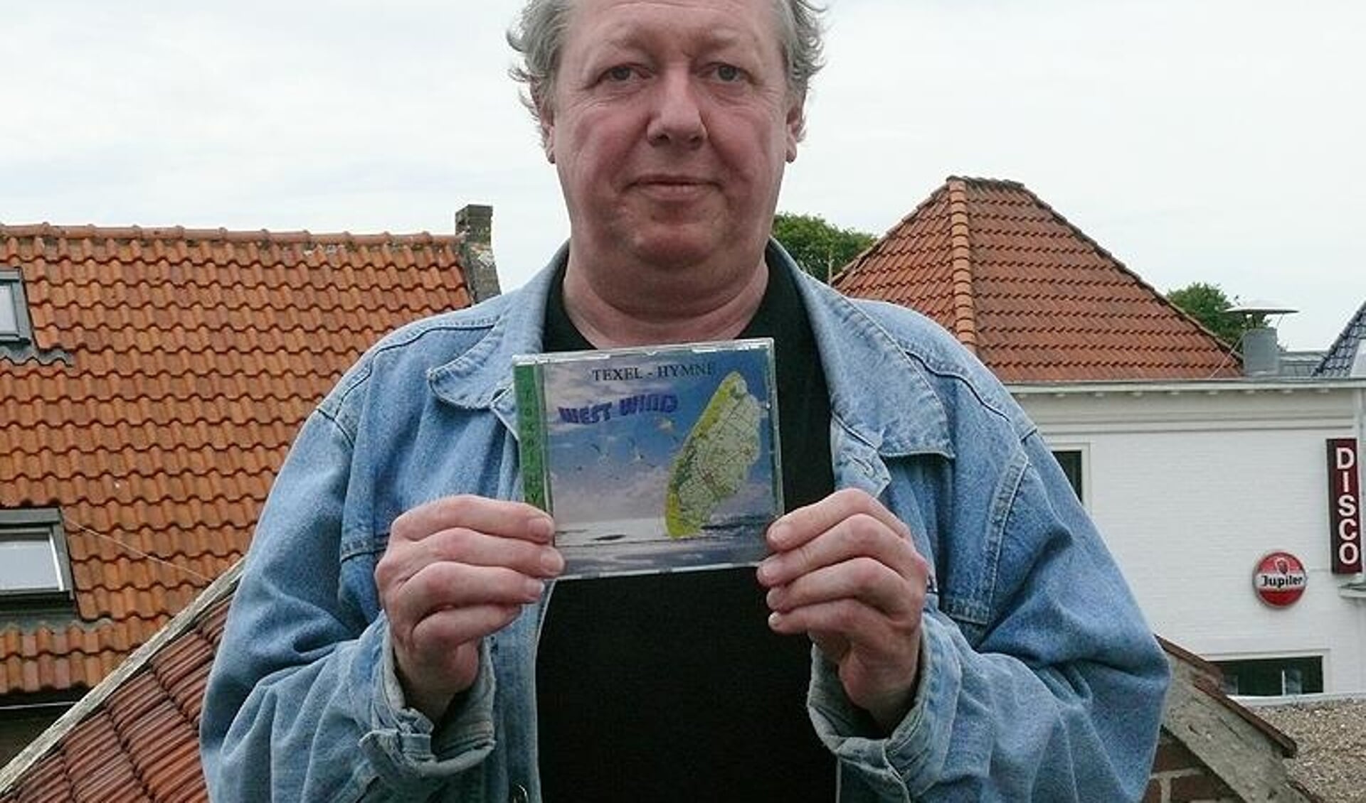 Componist en gitarist Wolfgang Patzke met de CD-single van zijn band West Wind. (Foto: Bart Bosch)