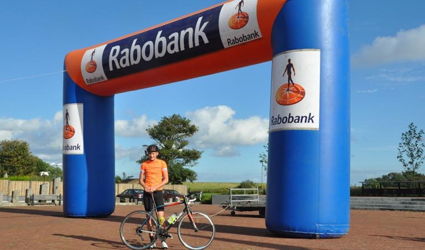 Rinus Wesselman voor de Rabobank-finishboog. (Foto: Mikel Knippenberg)