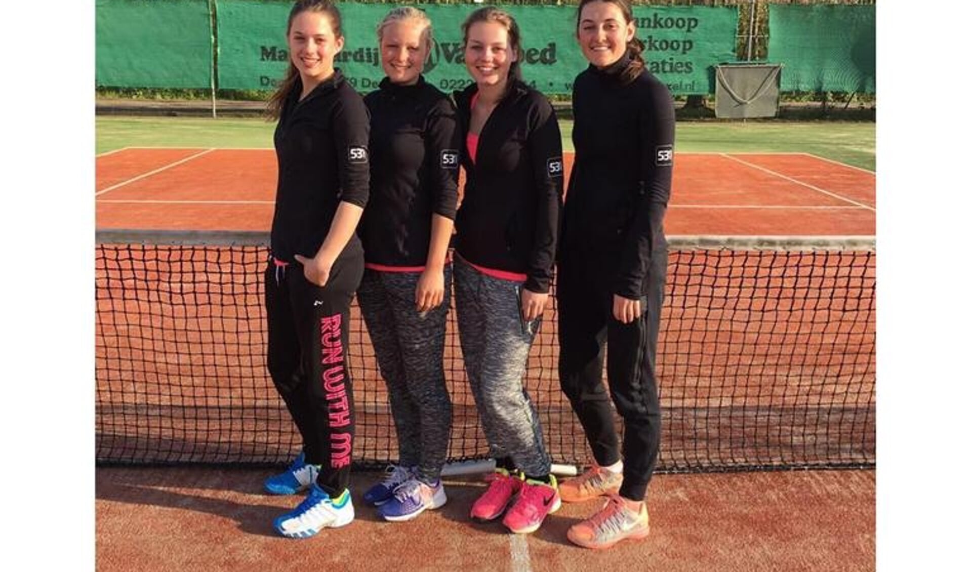 Beau Biesboer, Elleke van Heerwaarde, Lucie Veeger en Sterre Klitz van Deuce 2. (Foto: Tennisschool Joy)