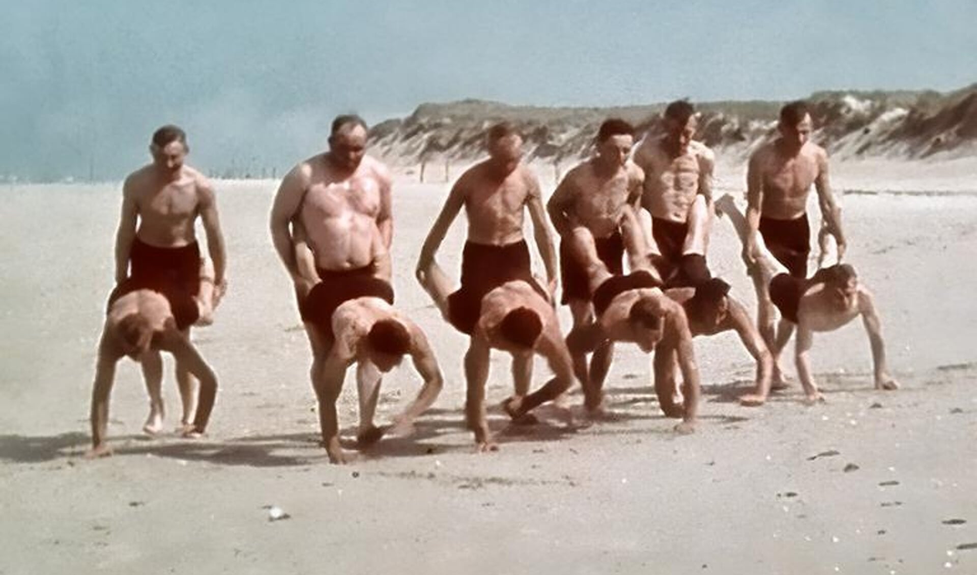 Sportief vermaak van Duitse soldaten op het strand (Foto: collectie LOMT)