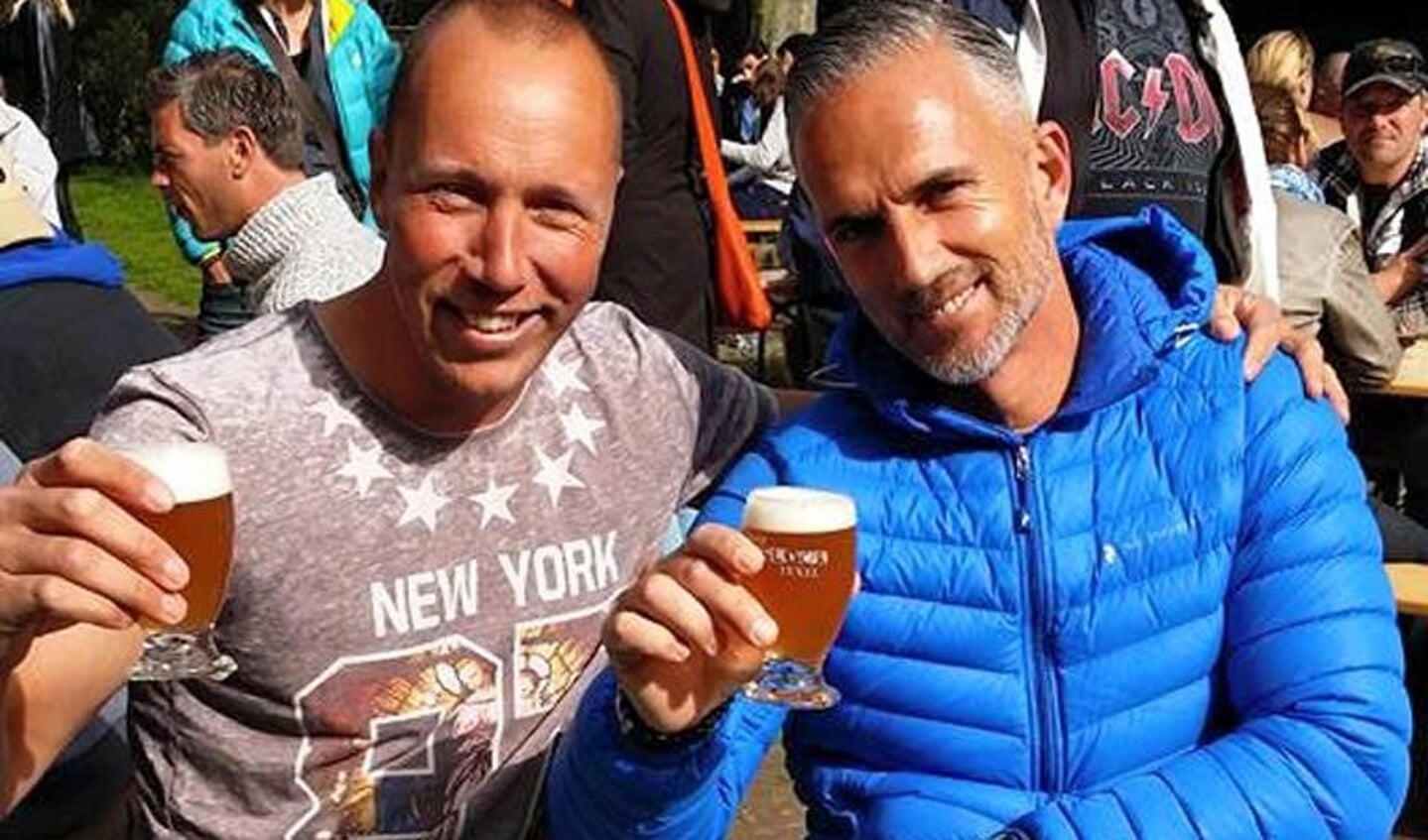 Twee van de honderden bezoekers van het bierfestival. Foto: Heino Huizing