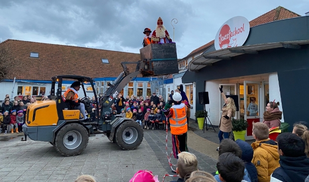 <p>Sinterklaas arriveert bij de Jozefschool.</p>