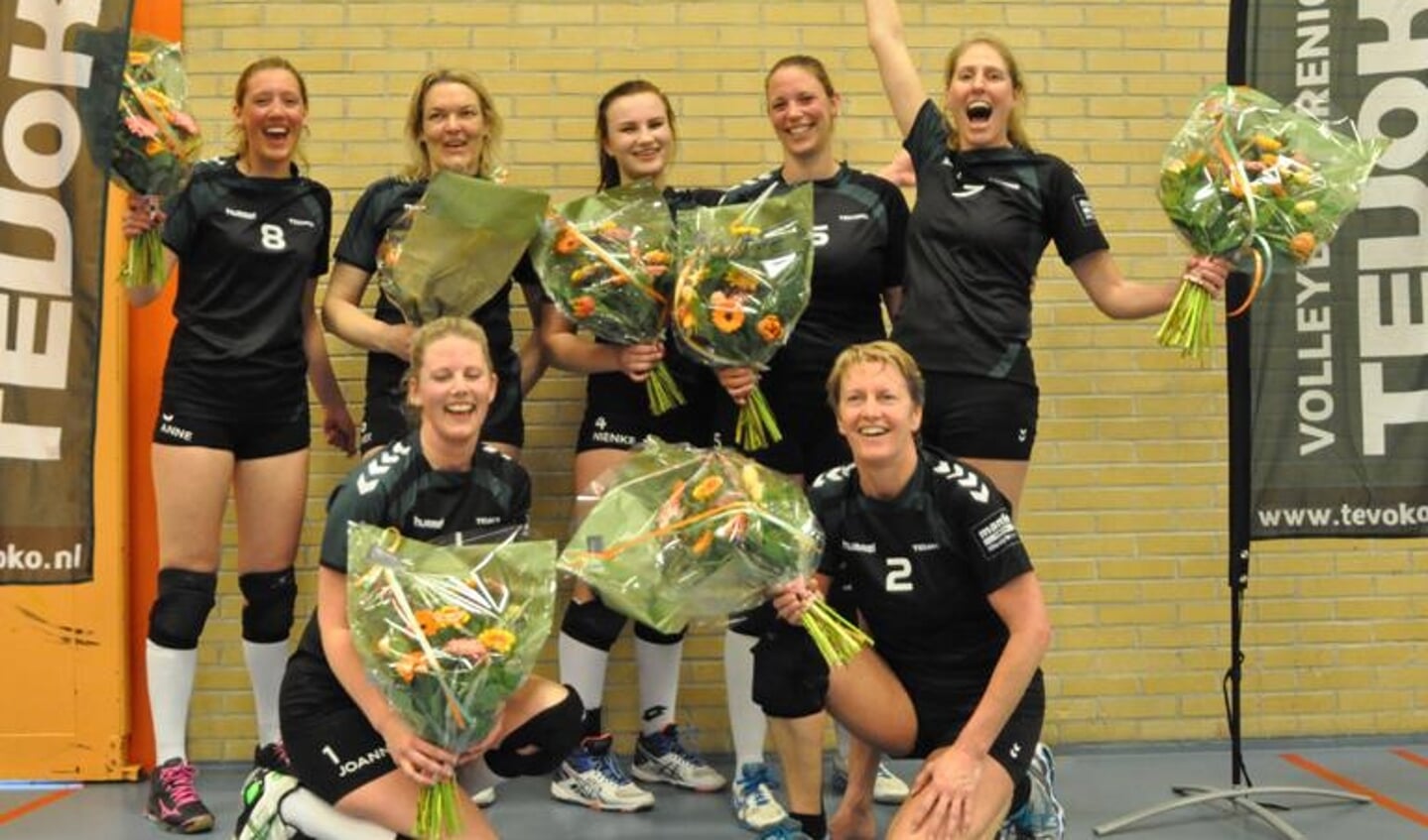 Het damesteam van Tevoko kampioen. (Foto: Willem Sangers)