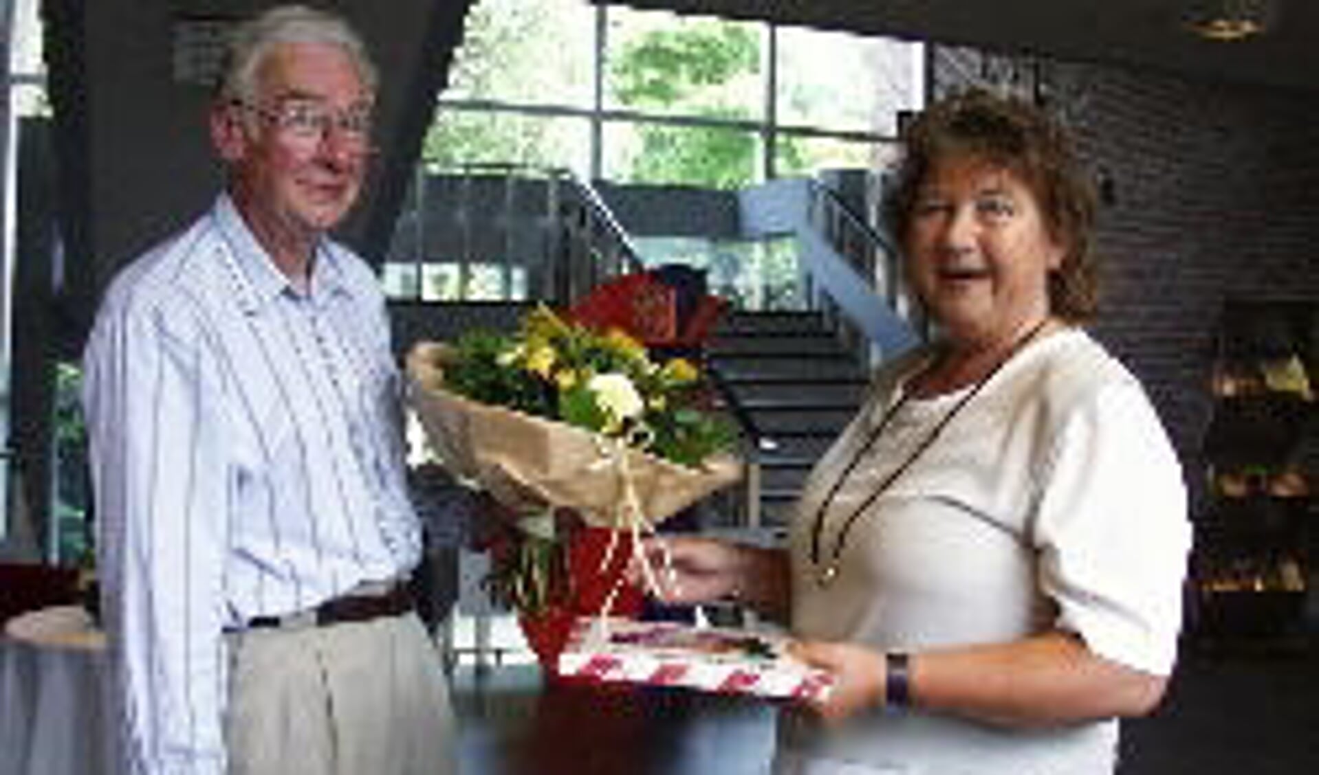 Cor van Trigt, voorzitter van de kunstcommissie, overhandigde Alie Zegel bloemen en een boek.