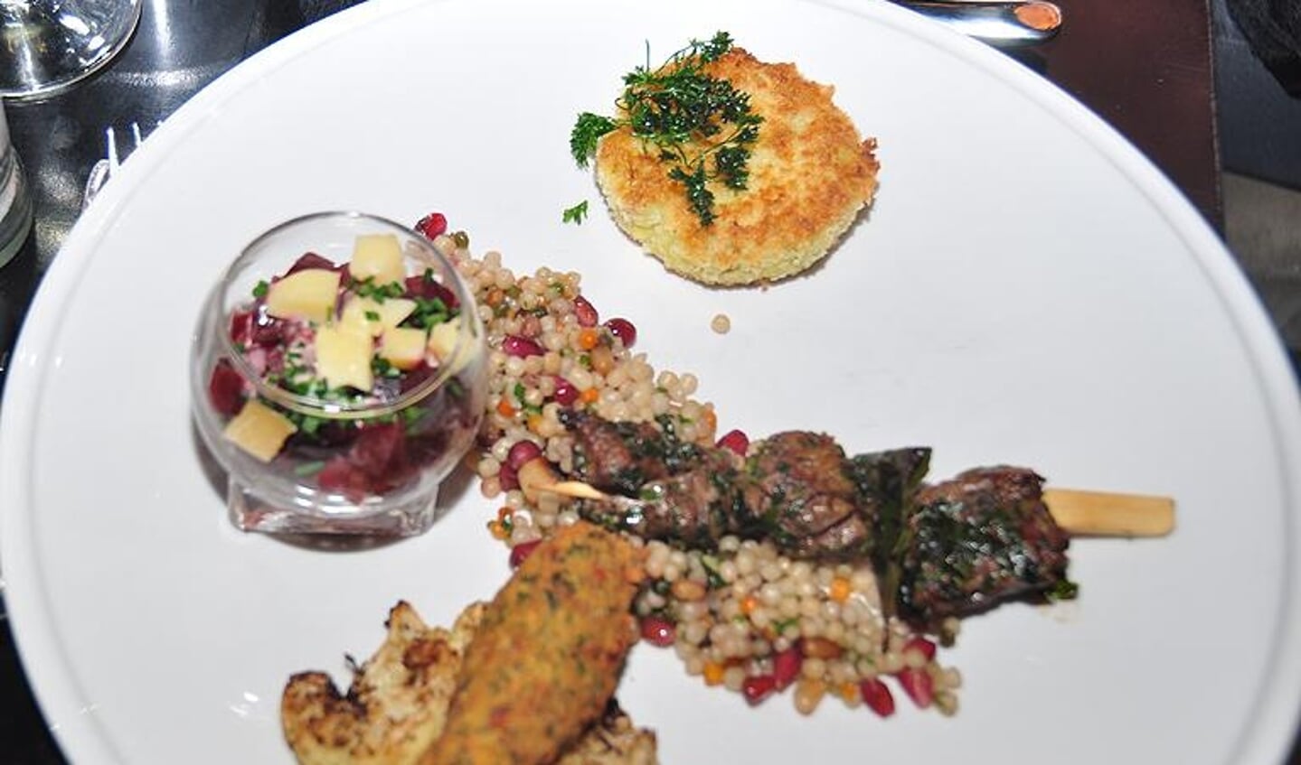 Het hoofdgerecht: lamsspiesjes, couscous, salade van rode biet en gebakken bloemkool. (Foto: Joke Cofino)