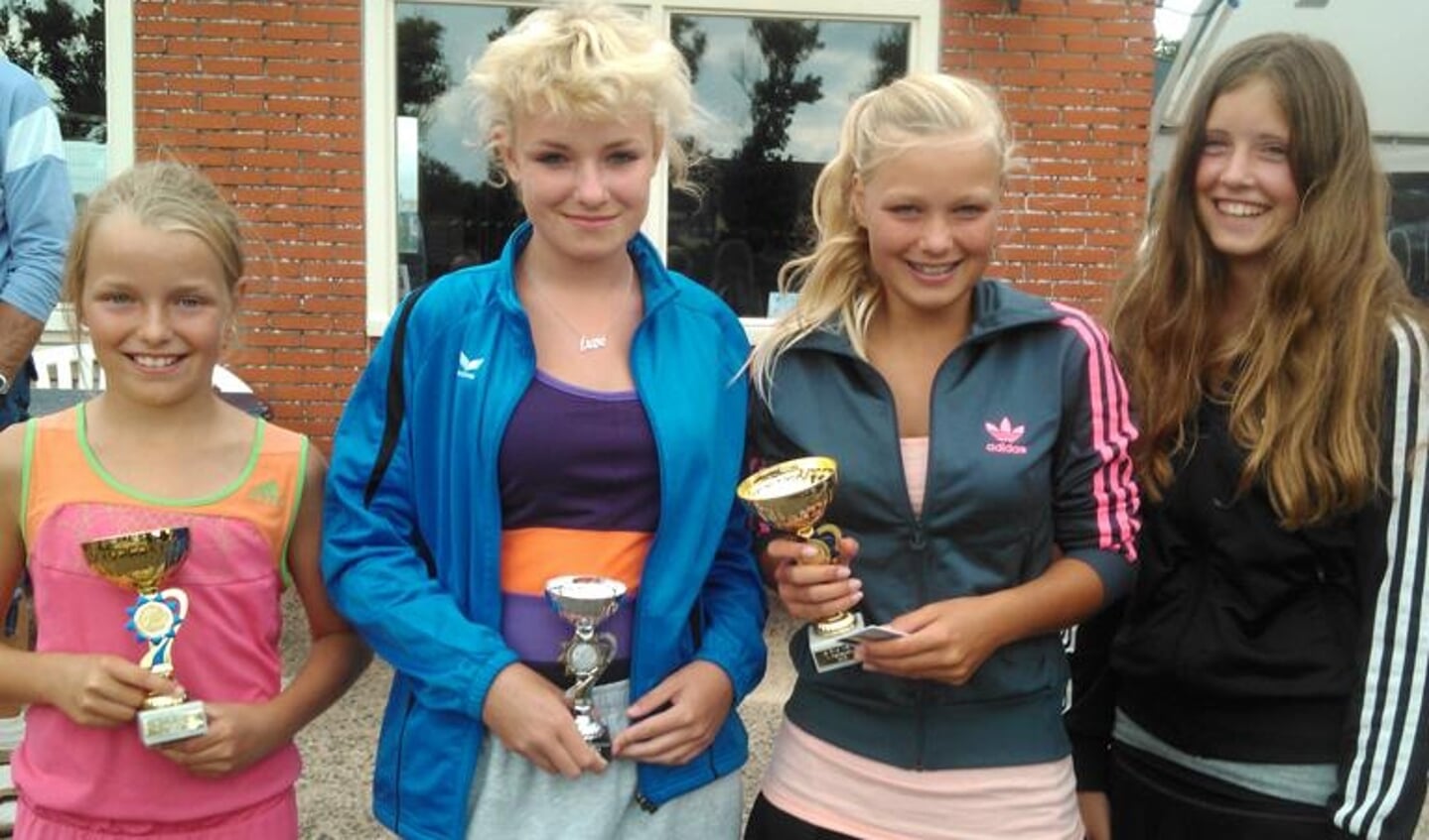 Succes voor TV Deuce. V.l.n.r. Caleta Kager, Andra Kager, Elleke van Heerwaarde en Britt Polderman.