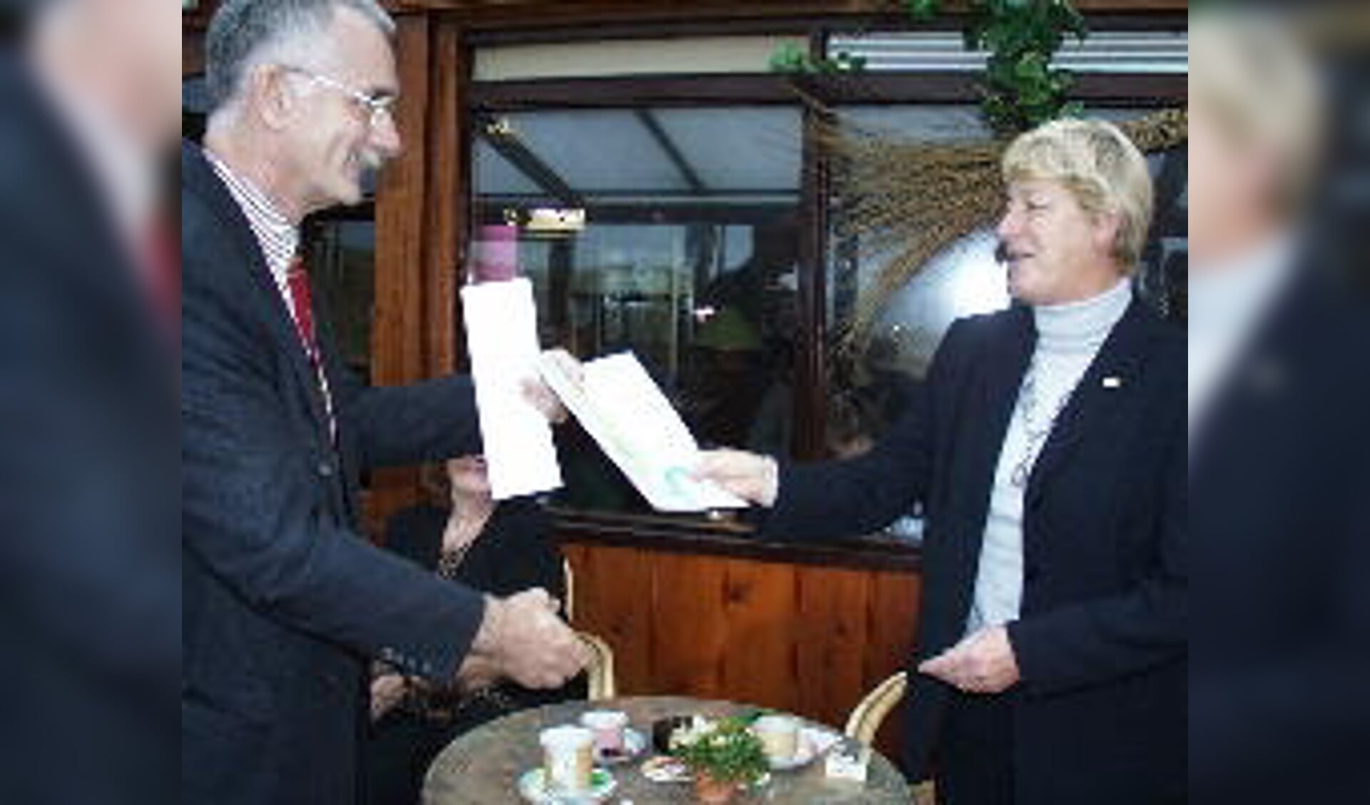 Frans Jansen van Toerisme Recreatie Nederland, die de opdracht gaf, overhandigt Geldorp het eerste exemplaar.