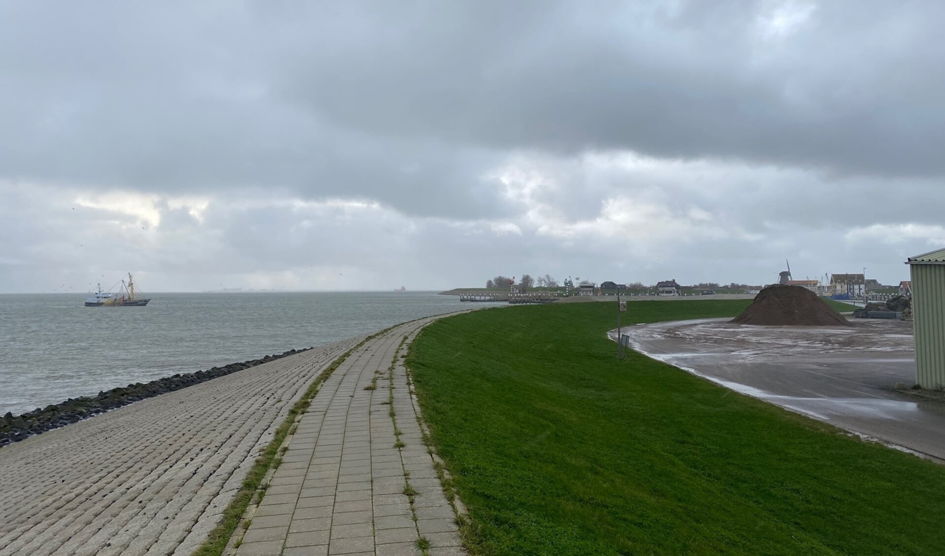 De buitenkant van de haven in Oudeschild ter hoogte van de plek waar voorheen de Asfaltmolen heeft gestaan.