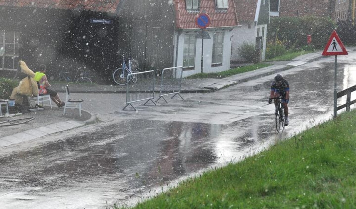 Een korte felle regenbui teisterde de renners tijdens een verder zonnige koers. (Foto: Frank Grootemaat)