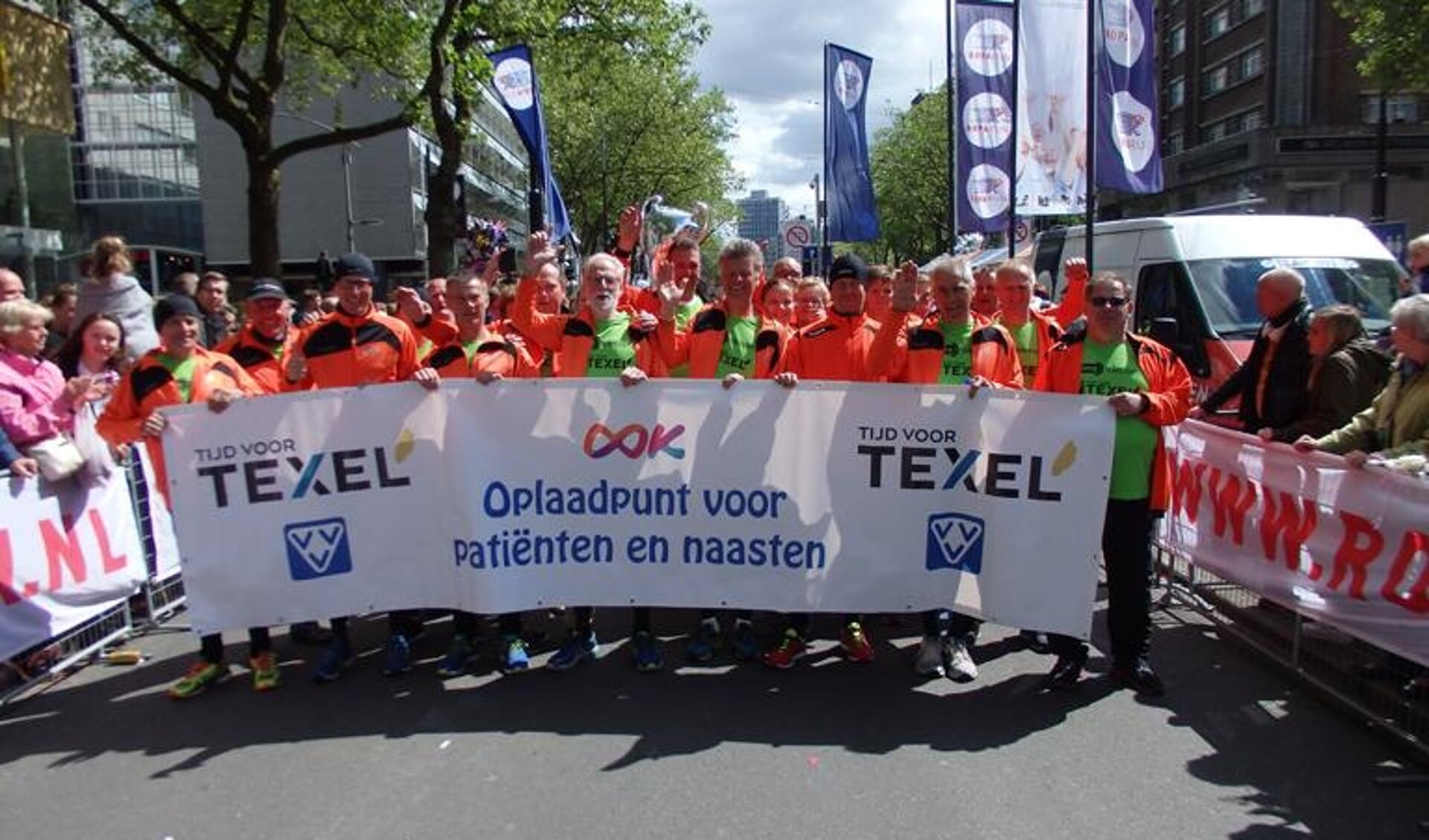 De finish aan de Coolsingel van de Texelrunners. (Foto: Mikel Knippenberg)