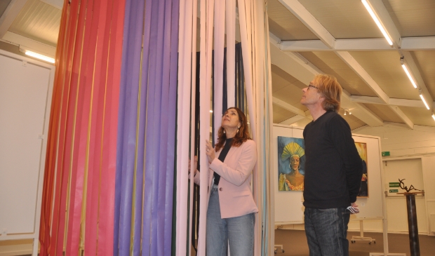 <p>Marja van Etten en Joep Hellinga bekijken een kleurencilinder op de expositie van WinterZout.</p> 