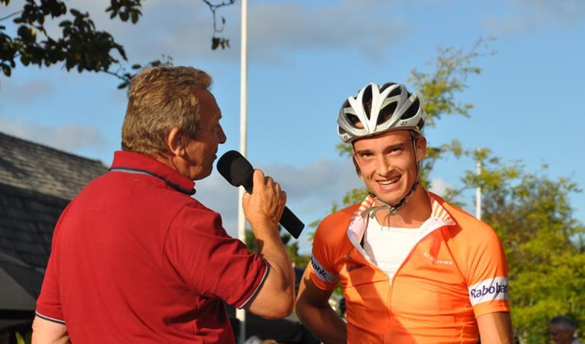 Speaker Piet Bolier in gesprek met winnaar Thijs Zuurbier. (Foto: Mikel Knippenberg)