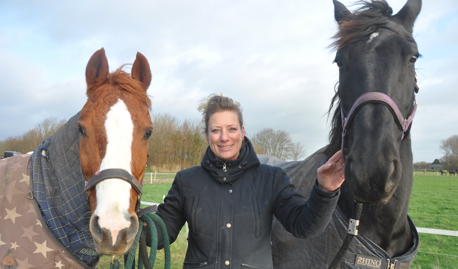 Veronique Stiggelbout met haar paarden waarmee ze coachingsessies houdt.