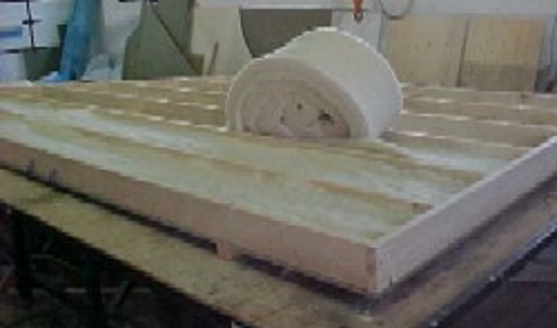De schapenwol wordt bij het bouwbedrijf verwerkt in de daarvoor opgezette afdeling houtskeletbouw.