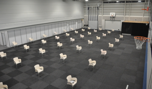 <p>De ruimte in de TXL sporthal om na de prik een kwartier te wachten.</p>