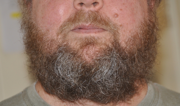 <p>Tijdelijk een baard en langer haar nu de kapper dicht is.</p>