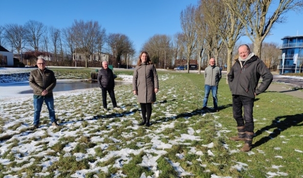 <p>Willem Schnitfink, Cor van Heerwaarden, Tamara den IJzerman, Fred Winkel en Henk Schoemaker. </p>