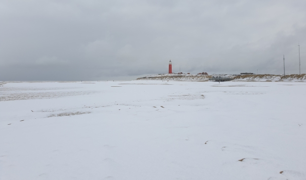 <p>Het besneeuwde strand bij De Cocksdorp.</p>