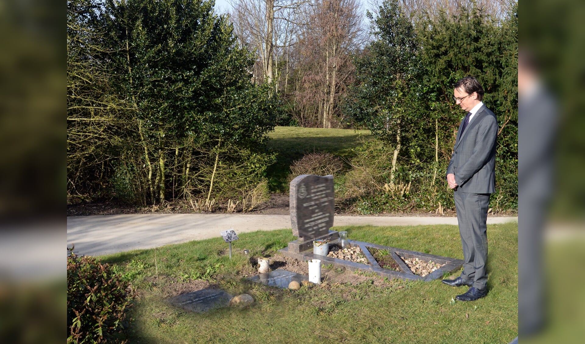 Burgemeester Michiel Uitdehaag bij een van de gemeentegraven.