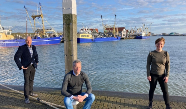 <p>Vlnr: Pepijn Lijklema, Jord Kuiken en Monique de Ridder, energiecoaches en aanspreekpunt van EnergiePunt Texel.</p>