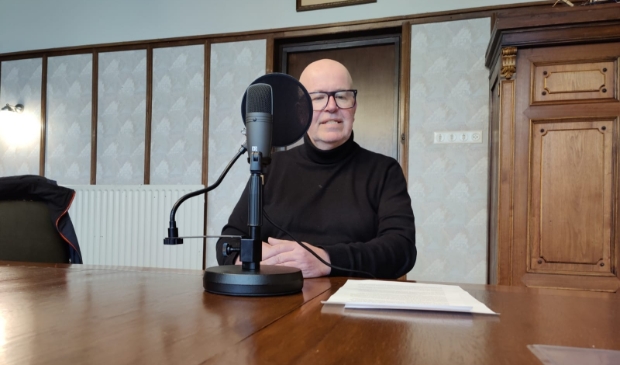 Wethouder Kooiman spreekt zijn column in.