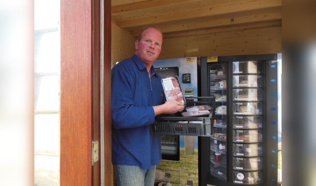 Jan-Willem Bakker vult de versautomaten bij met producten uit de omgeving.