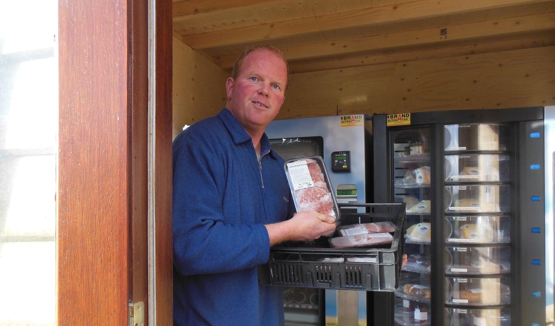 Jan-Willem Bakker vult de versautomaten bij met producten uit de omgeving.