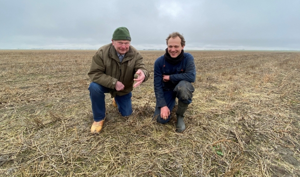 <p>inder Cees Dijker en landbouwer Niels Rutten met het eerste kievitsei. </p>