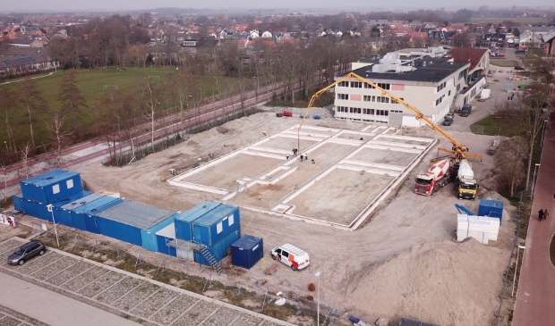 <p>De contouren van 'Skool' worden zichtbaar.</p>