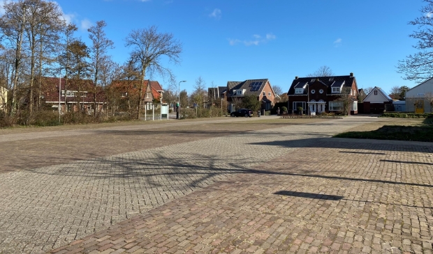 <p>Het lege parkeerterrein aan de Emmalaan.</p>