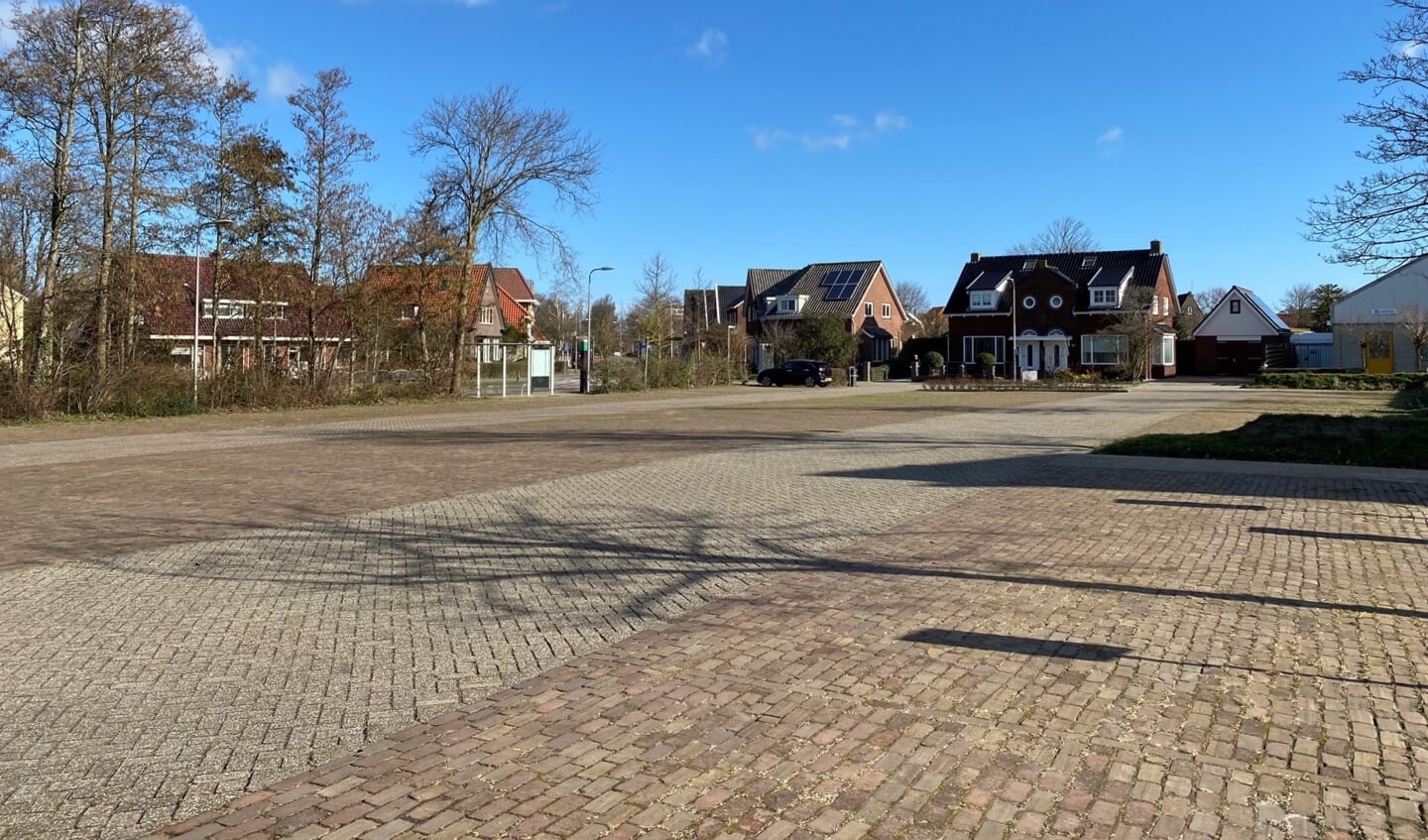 Het lege parkeerterrein aan de Emmalaan.